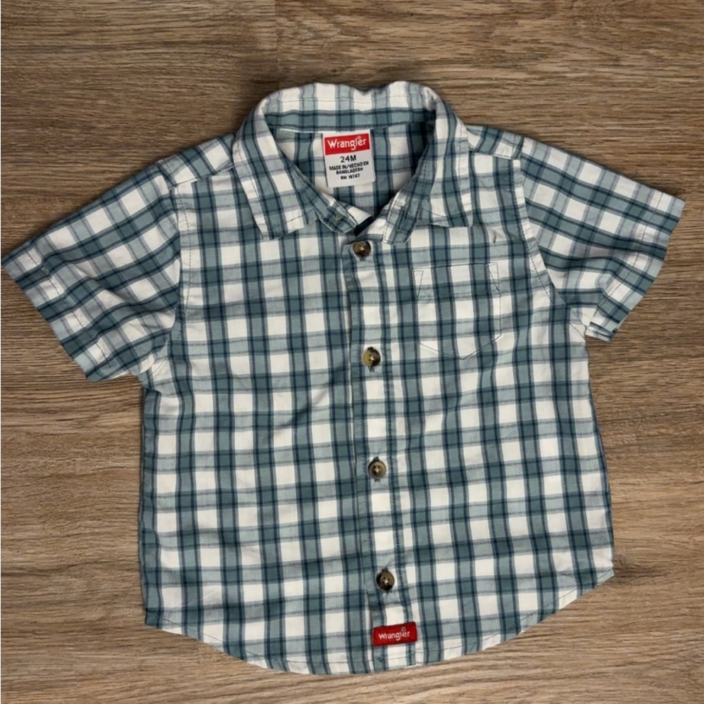 Wrangler short sleeve button up baby boy size 24 months. Read caption